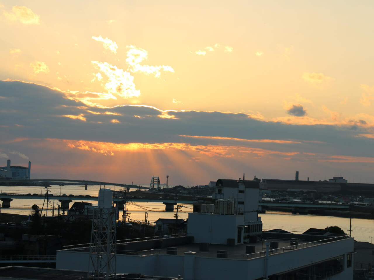 市駅から見た紀ノ川河口の夕日