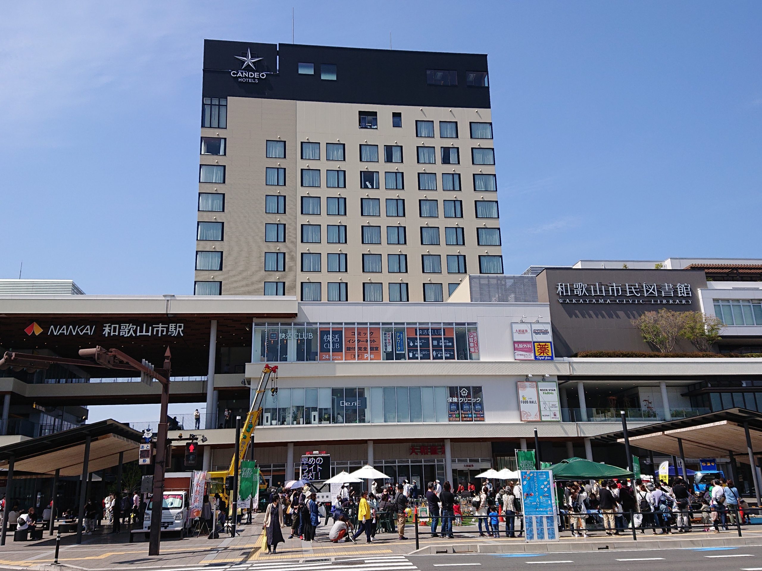 和歌山市駅ビルと駅前広場（はたらくクルマ2022）